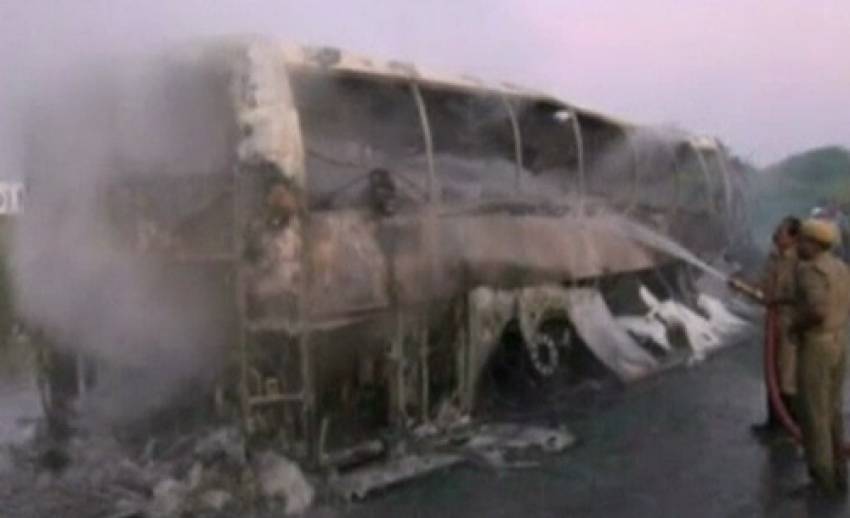 รถโดยสารในอินเดียพุ่งชนเกาะกลางถนนไฟลุกท่วม ปชช.เสียชีวิตกว่า 40 คน  