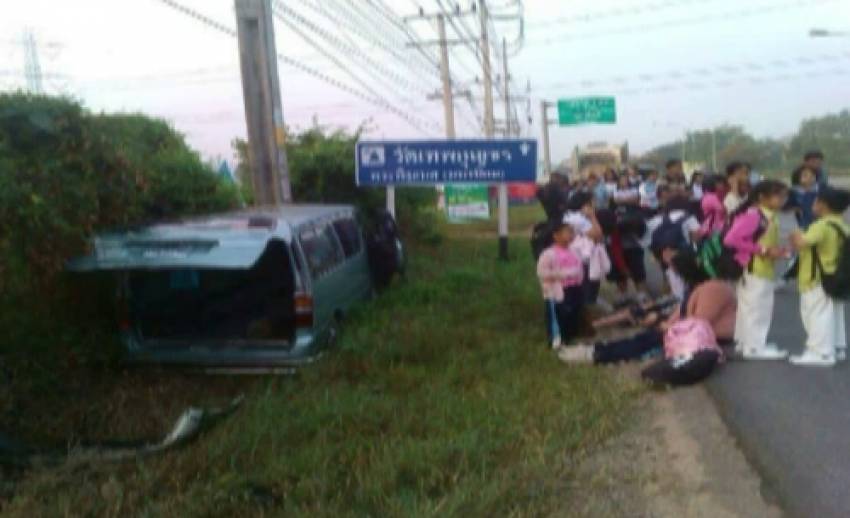 เกิดเหตุรถรับส่งนร.พิษณุโลกตกข้างทาง มีผู้บาดเจ็บ 2 ราย เหตุมีหมอกหนา