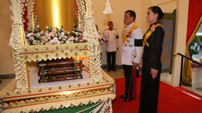 พระบาทสมเด็จพระเจ้าอยู่หัว-สมเด็จพระราชินี เสด็จฯ พระราชทานเพลิงศพ "พล.อ.เปรม"