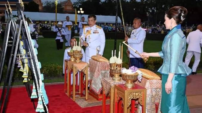 "ในหลวง-พระราชินี" ทรงบำเพ็ญพระราชกุศลอุทิศถวายรัชกาลที่ 6 เนื่องในวันคล้ายวันสวรรคต