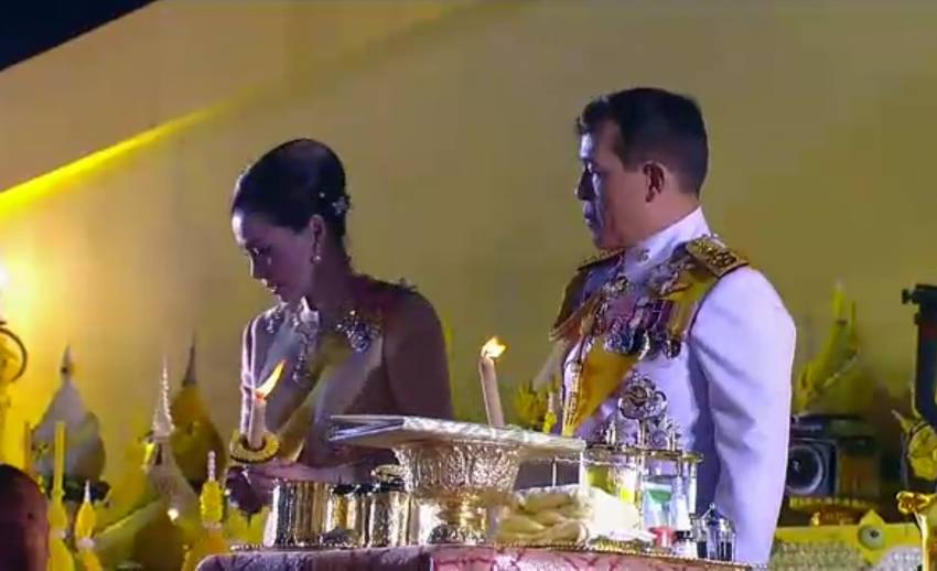 ในหลวง-พระราชินี ทรงจุดเทียนมหามงคลร่วมกับพสกนิกรชาวไทย เนื่องในวันพ่อแห่งชาติ