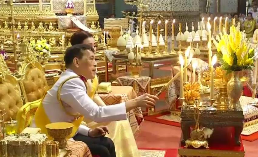 ในหลวง-พระราชินี ทรงบำเพ็ญพระราชกุศล เนื่องในวันคล้ายวันพระบรมราชสมภพ รัชกาลที่ 9