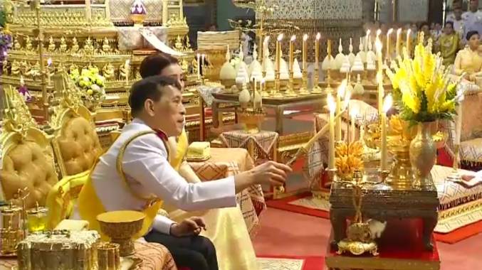 ในหลวง-พระราชินี ทรงบำเพ็ญพระราชกุศล เนื่องในวันคล้ายวันพระบรมราชสมภพ รัชกาลที่ 9