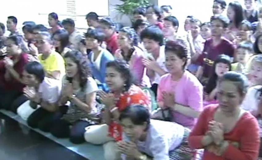 ในหลวงเสด็จฯ วางพวงมาลัยพระราชานุสาวรีย์ "พระชนก-พระชนนี"