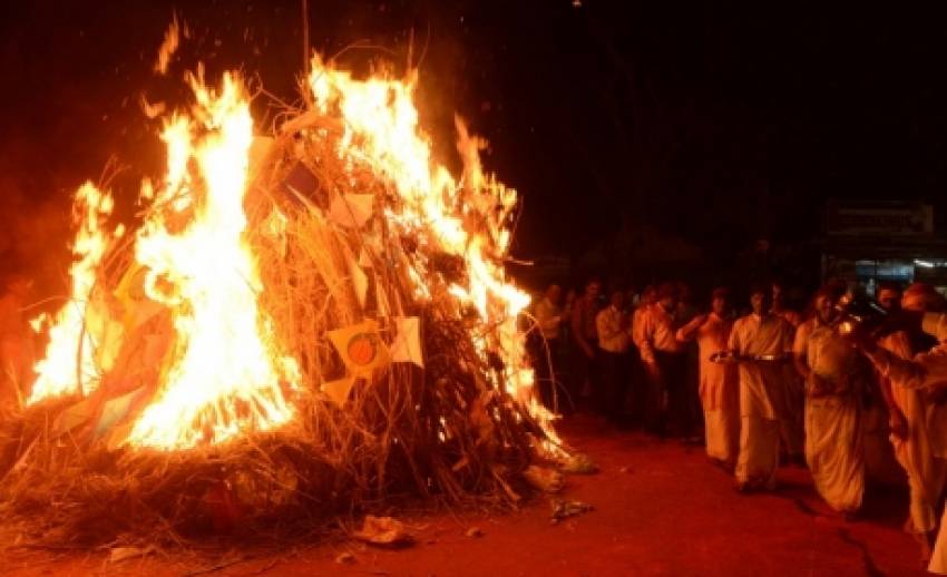อินเดียฉลองเทศกาลโฮลี เชื่อเป็นการทำลายอสูรร้าย