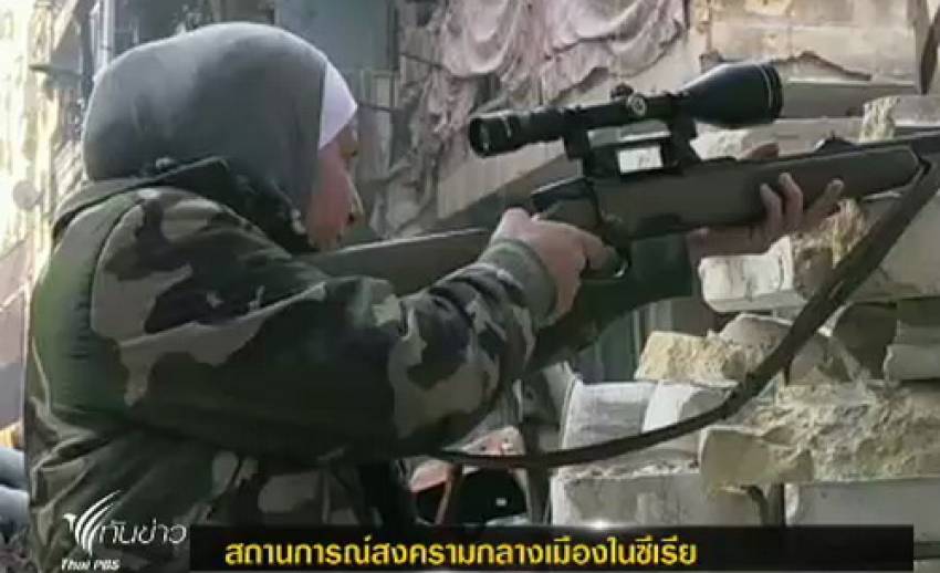หญิงคนหนึ่งในซีเรียหันหลังจากอาชีพครูมาจับปืนสู้กับฝ่ายรัฐบาล