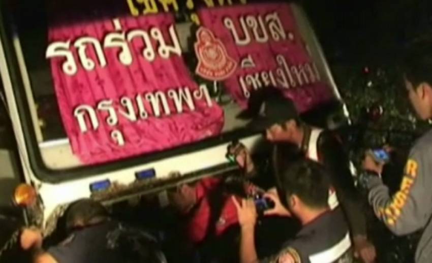 เกิดเหตุรถทัวร์ชนรถกระบะ ในจ.แพร่พลิกค่ำ ทำให้มีผู้เสียชีวิต 2 ราย