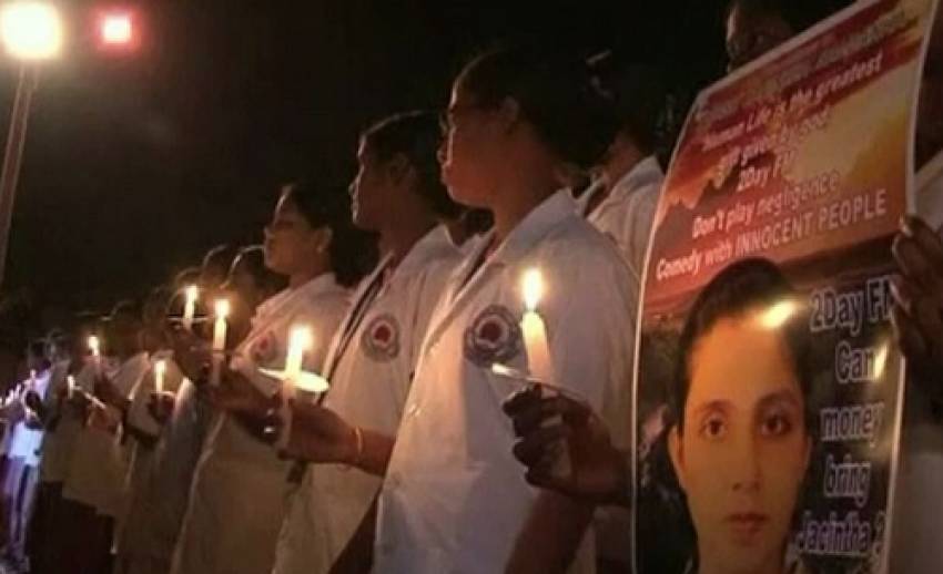 พยาบาลในอินเดียจุดเทียนไว้อาลัยให้นางพยาบาลที่ฆ่าตัวตาย