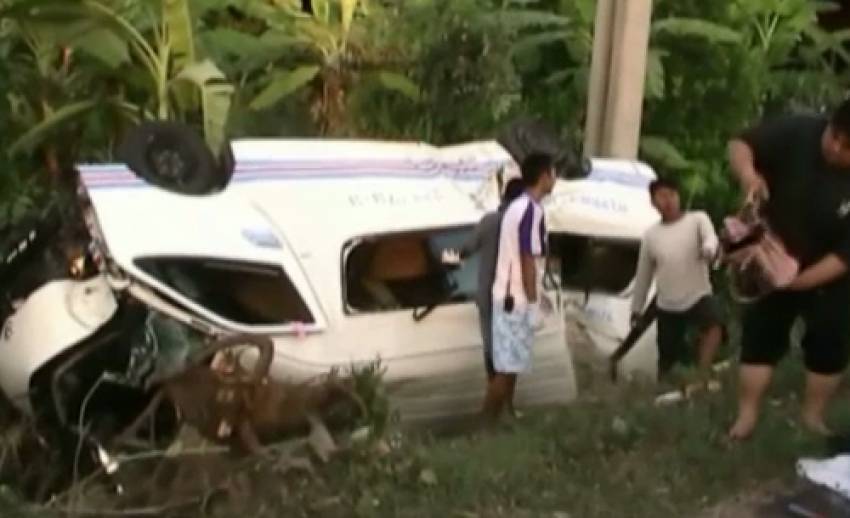 เกิดอุบัติเหตุรถตู้สาย กรุงเทพ-เพชรบุรี พลิกคว่ำตกคูน้ำข้างทาง