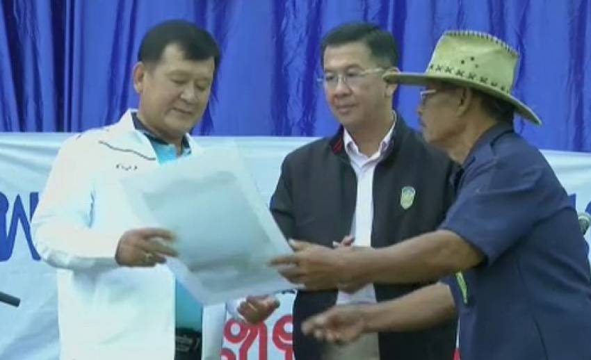 ชาวนาประท้วงเรียกร้องเพิ่มจุดรับ "จำนำข้าว" หน้าศาลากลางเชียงใหม่ ยอมสลายชุมนุมแล้ว