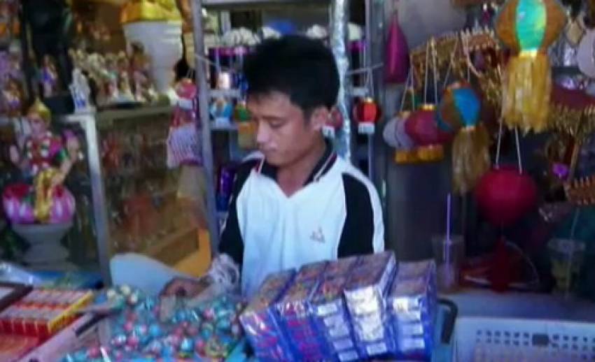 "เชียงใหม่ - สุโขทัย" ตรวจความปลอดภัยร้านขายพลุก่อนลอยกระทง