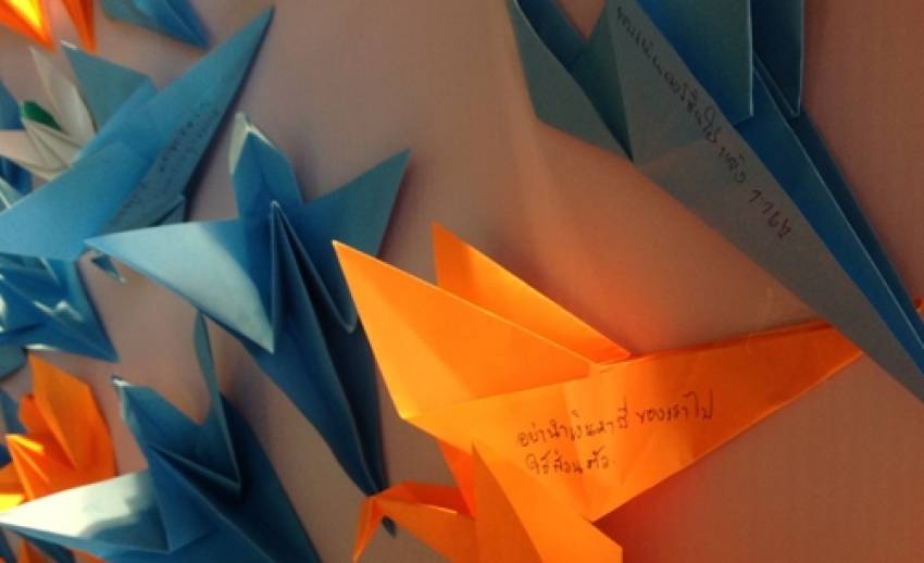 ไทยพีบีเอสให้ประชาชนแสดงความคิดเห็นการต่อต้านคอรัปชั่นผ่าน “นกกระดาษ”