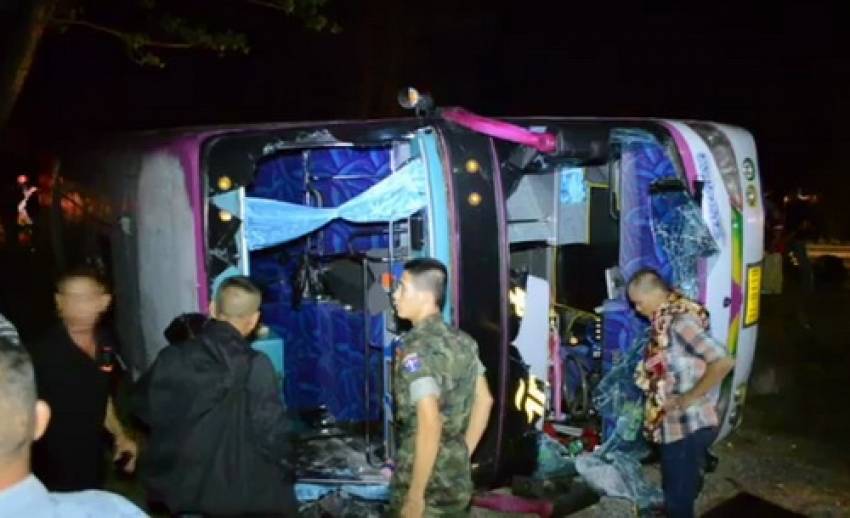 รถโดยสารขนส่งทหารลง 3 จังหวัดชายแดนใต้พลิกคว่ำ บาดเจ็บ 18 นาย จ.เพชรบุรี 