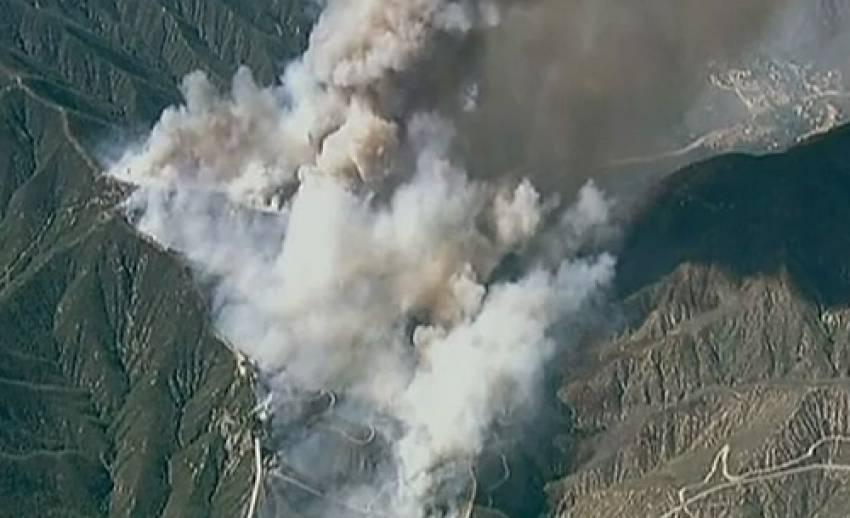 เกิดไฟป่าในรัฐแคลิฟอร์เนียของสหรัฐฯ เพลิงผลาญกว่า 2,500 ไร่         