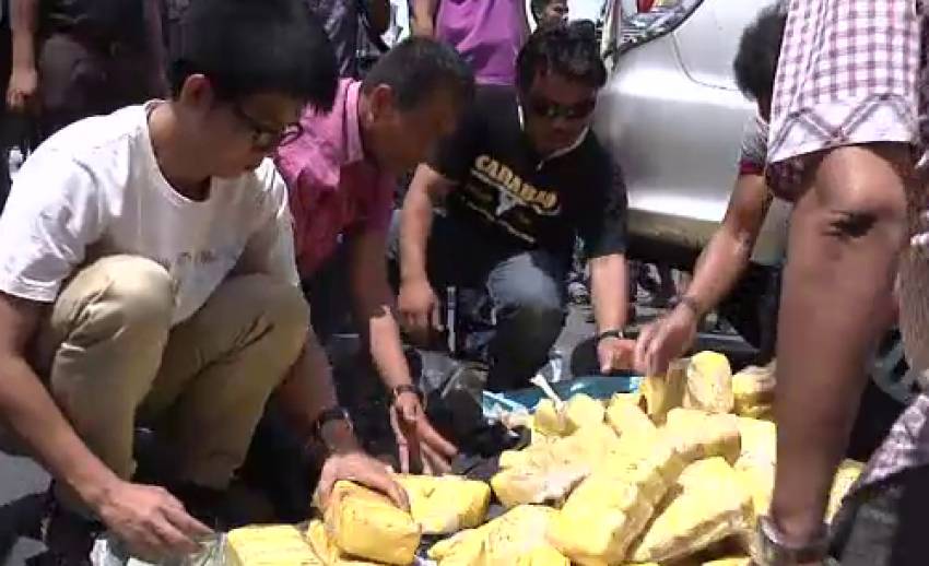 ตร.จับขบวนการค้ายาเสพติดขณะลอบขนเข้ากทม. พร้อมยึดของกลาง 5 แสนเม็ด