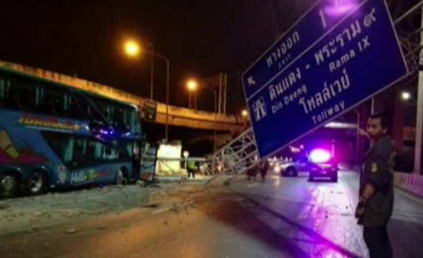 รถบัสชนเสาป้ายบอกทางล้มขวางถนน หน้าสนามบินดอนเมือง รถติดหลายกม.