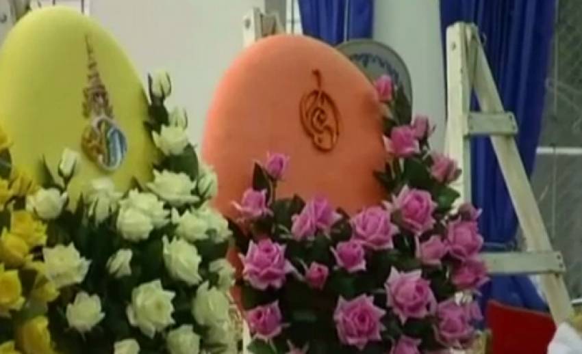 ในหลวงพระราชทานพวงมาลาหน้าหีบศพนายทหาร จากเหตุความไม่สงบในจ.ปัตตานี