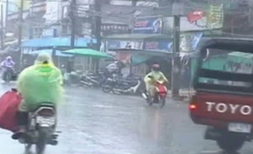 อุตุฯเตือน "สงกรานต์" ภาคใต้ฝนตกหนัก-หนักมาก คลื่นสูง 2-3 เมตร