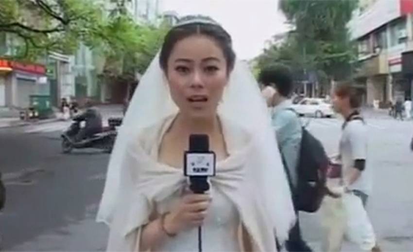 โลกออนไลน์ยกย่อง "นักข่าวจีน" รายงานข่าวแผ่นดินไหวในชุดเจ้าสาว
