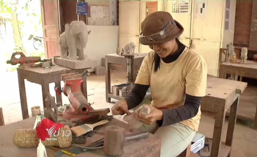 "Artisan D'Angkor" สอนฝึกหัดสลักหิน สืบทอดภูมิปัญญา ในเสียมราฐ