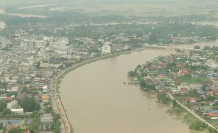 ไทยพีบีเอส บินสำรวจน้ำท่วมภาคกลาง หลายพื้นที่เร่งสร้างพนังกั้นน้ำ
