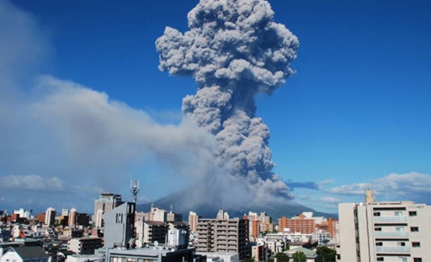 ภูเขาไฟ "ซากุระจิ-หมะ" ประเทศญี่ปุ่น ปะทุ ส่งให้ควันลอยฟุ้งไปทั่วเมือง