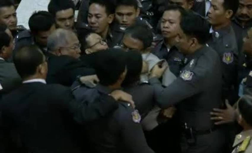 ประชุมรัฐสภาวุ่นเหตุประธานสภาสั่งหิ้ว “วัชระ” ออกจากที่ประชุมสภา