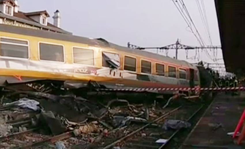 รถไฟโดยสารในฝรั่งเศสตกราง ก่อนพุ่งชนชานชลา มีผู้เสียชีวิต 6 คน