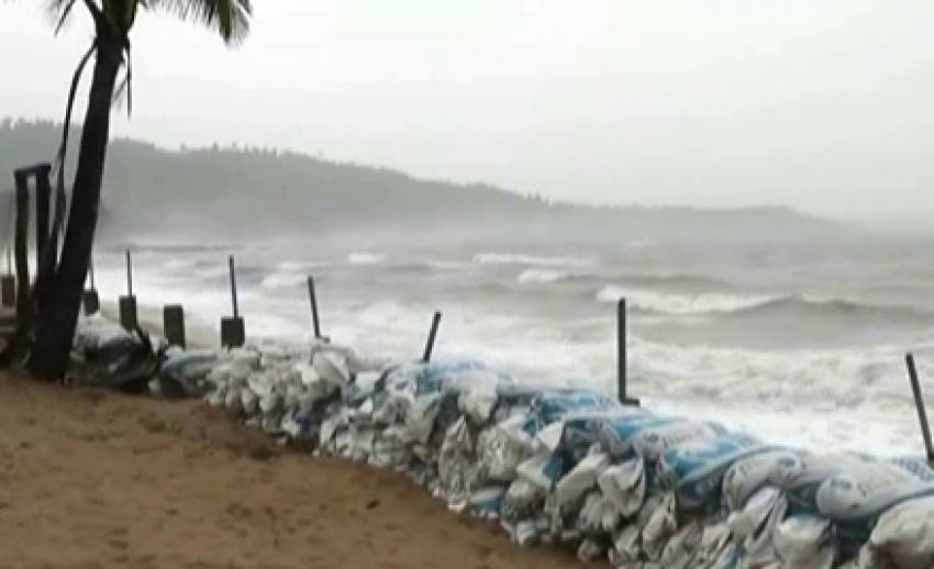 ผู้ประกอบการโรงแรม จ. พังงา วางกระสอบทรายกันคลื่นเซาะชายหาด