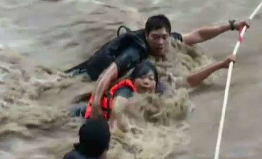 เจ้าหน้าที่กู้ภัยช่วยนักท่องเที่ยวน้ำตก จ.เพชรบูรณ์