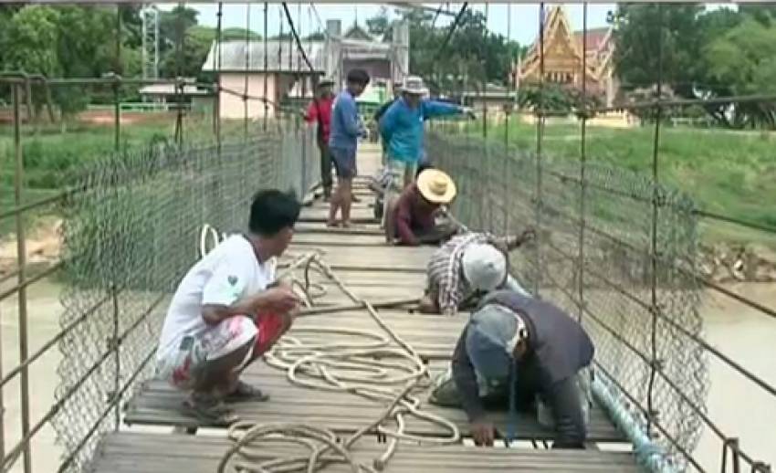 ชาวบ้านซ่อมสะพานแขวน อ.สามง่าม จ.พิจิตร รับมือน้ำท่วม