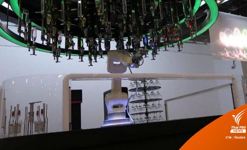 หุ่นยนต์บาร์เทนเดอร์จีน ชง-เสิร์ฟเครื่องดื่ม ในเวลาแค่ 90 วินาที