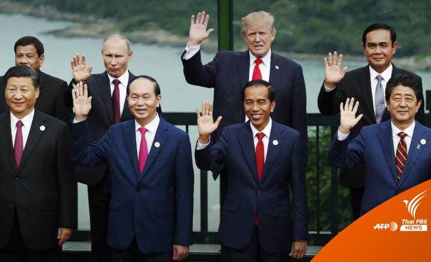 AFP เปิดภาพอีกมุมเวทีเอเปค นายกฯ "โบกมือขวา" ร่วมกับผู้นำโลก