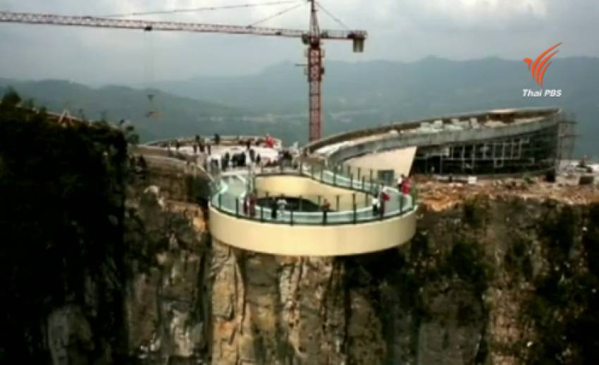 จีนเตรียมเปิดทางเดินกระจกลอยฟ้าริมหน้าผายาวที่สุดในโลก