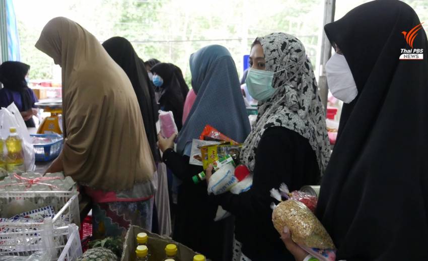 ชาวมุสลิมใน อ.ยะหา จ.ยะลา ซื้ออาหารก่อนถึงวันฮารีรายอ