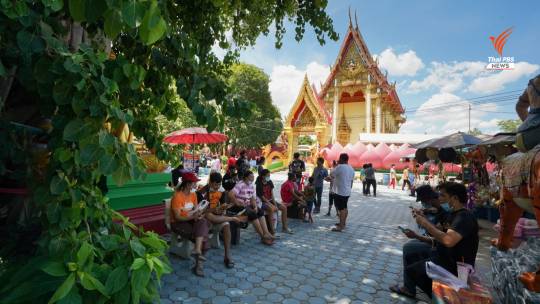 คนเริ่มกลับมาทำบุญที่วัดมากขึ้น ขณะที่วัดจัดพื้นที่ตามมาตรการป้องกันการระบาดของไวรัส COVID-19