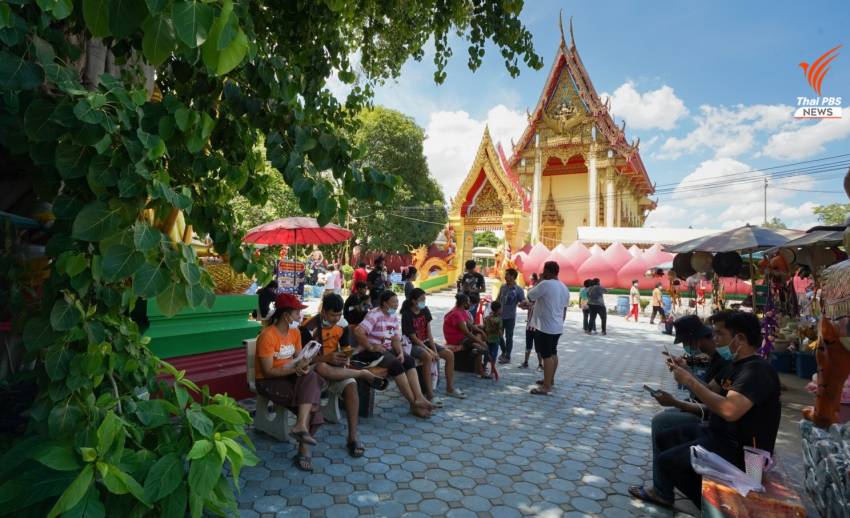 คนเริ่มกลับมาทำบุญที่วัดมากขึ้น ขณะที่วัดจัดพื้นที่ตามมาตรการป้องกันการระบาดของไวรัส COVID-19