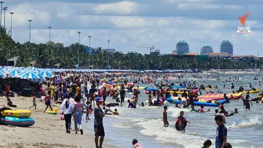 ชายหาดบางแสนคึกคัก ประชาชนเดินทางมาพักผ่อนช่วงวันหยุด 4 วัน จำนวนมาก