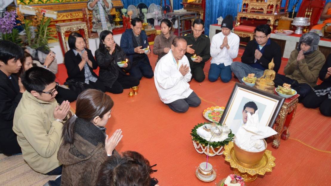 ครอบครัว ปอ ทฤษฎี สหวงษ์ เก็บอัฐิ และทำบุญ ตักบาตร