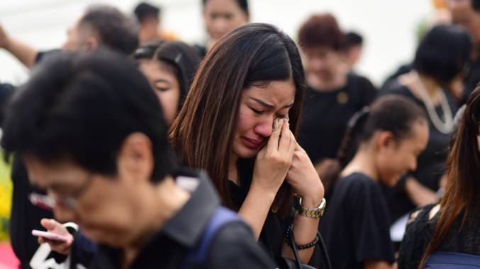 ครบรอบ 1 ปี วันสวรรคต ประชาชนหลั่งไหลถวายสักการะพระบรมฉายาลักษณ์