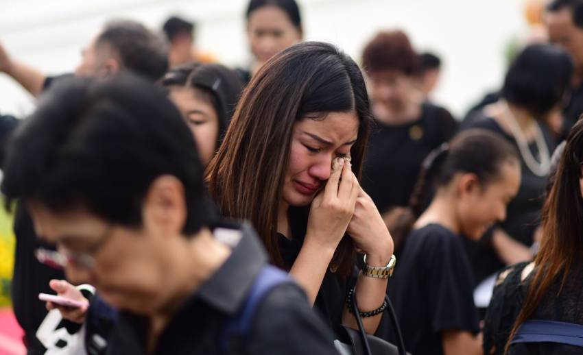 ครบรอบ 1 ปี วันสวรรคต ประชาชนหลั่งไหลถวายสักการะพระบรมฉายาลักษณ์