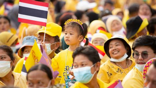 ประชาชนเฝ้าฯ รับเสด็จฯ "ในหลวง-พระราชินี"