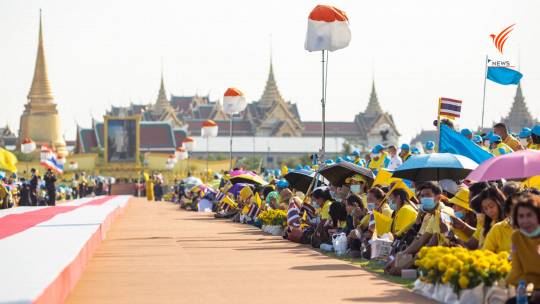 ประชาชนร่วมรอรับเสด็จฯ พระบาทสมเด็จพระเจ้าอยู่หัว