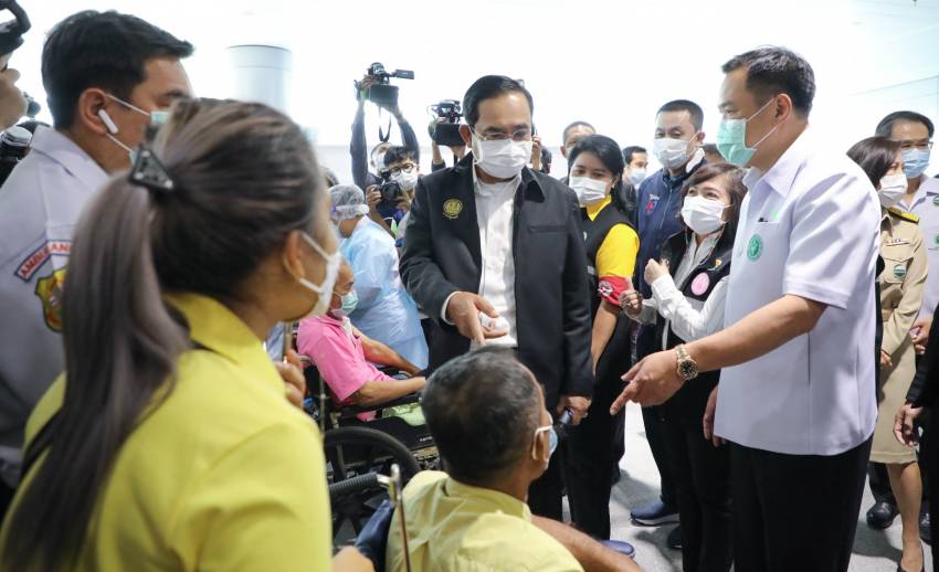 นายกฯ ตรวจเยี่ยม "สถานีกลางบางซื่อ" ฉีดวัคซีน COVID-19