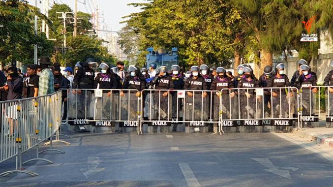 ม็อบนัดรวมตัวหน้ารัฐสภา ควบคุมฝูงชนตรึงกำลังพร้อมรถน้ำ