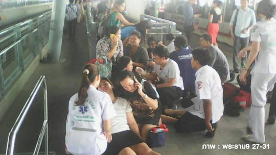 เหตุรถไฟฟ้าแอร์พอร์ตลิงก์ขัดข้อง ผู้โดยสารเป็นลม-เดินเข้าสถานีเอง