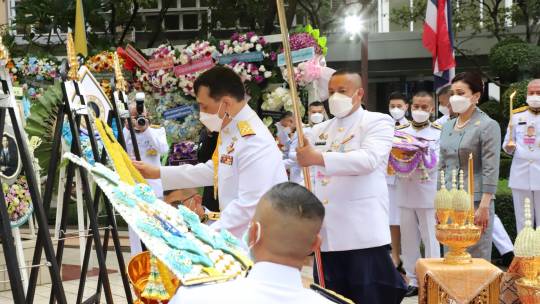ในหลวง-พระราชินี ทรงวางพวงมาลา เนื่องในวันมหิดล