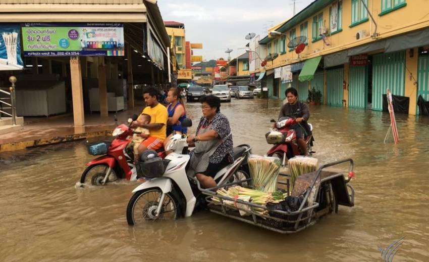 (รวมภาพ) น้ำท่วมเพชรบุรี เขตเศรษฐกิจ-บ้านแหลมหนักสุด 