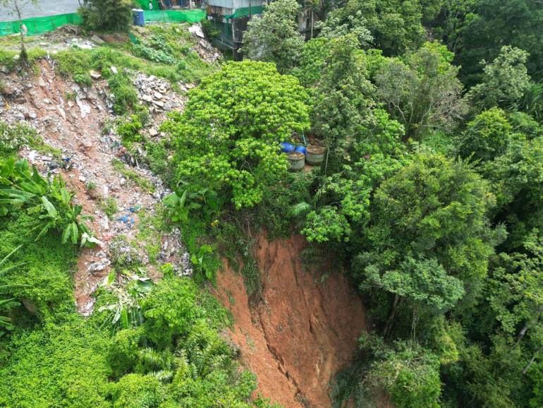 สภาพพื้นบนเขานาคเกิด หลังวัดสร้างอาคารสิ่งปลูกสร้าง และเกิดดินถล่มลงมาด้านล่าง (ศูนย์ข้อมูลภูเก็ต Phuket Info Center)
