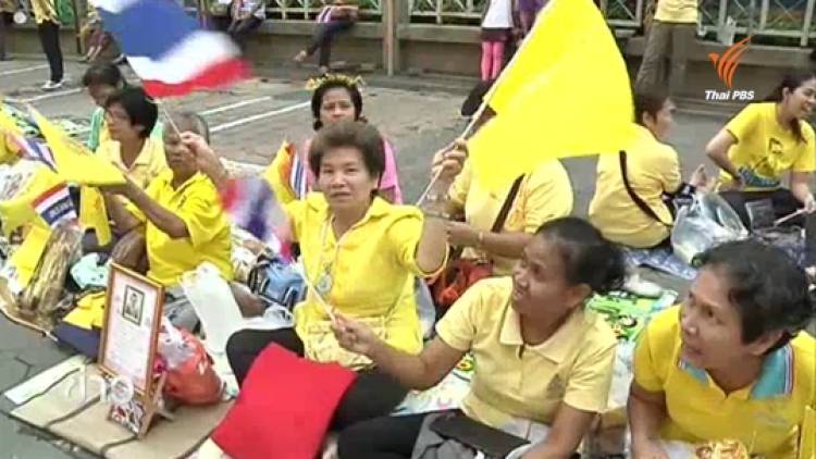 พสกนิกรเฝ้าฯ รับเสด็จ ในหลวง-ราชินี ที่ รพ.ศิริราช เนืองแน่น